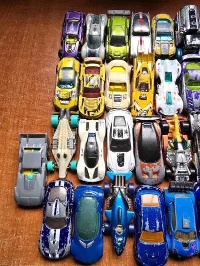 Set de 30 autos de juguete Hotwheels - miniatura 3