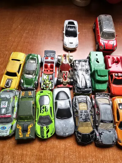 Colección de 22 autitos de juguete - miniatura 3