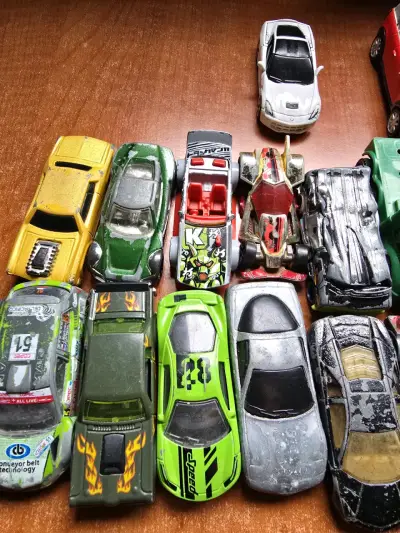 Colección de 22 autitos de juguete - miniatura 6