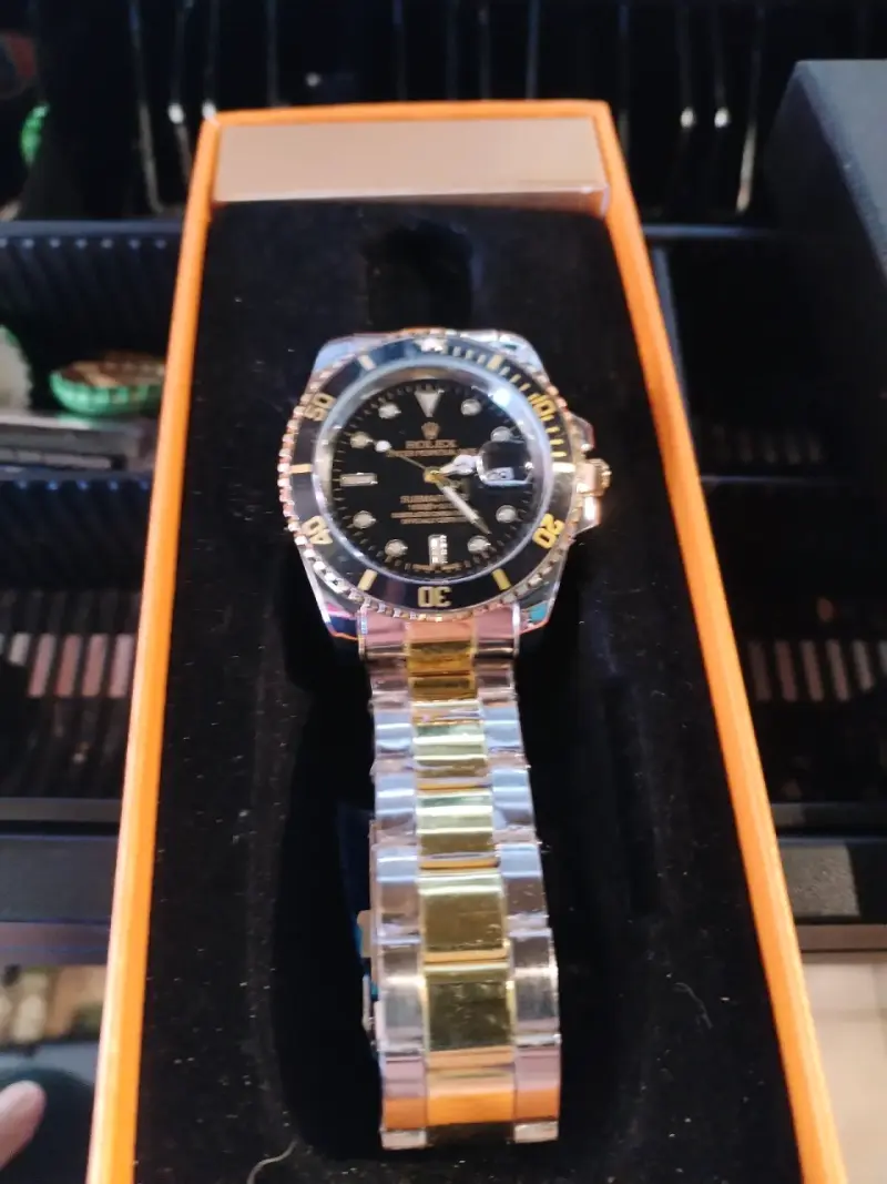 Reloj pulsera dorado y negro - 1