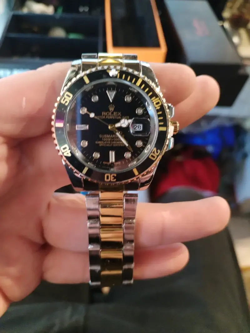 Reloj pulsera dorado y negro - 3