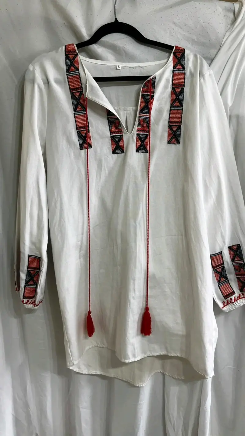 Blusa blanca con bordado étnico - 1