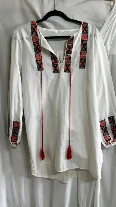 Blusa blanca con bordado étnico - miniatura 1