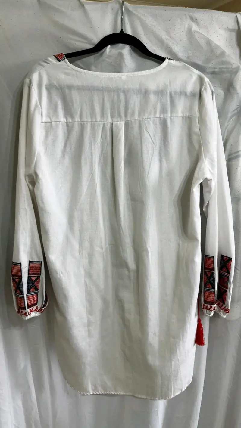 Blusa blanca con bordado étnico - 2