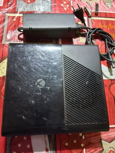 Consola Xbox con transformador - miniatura 1
