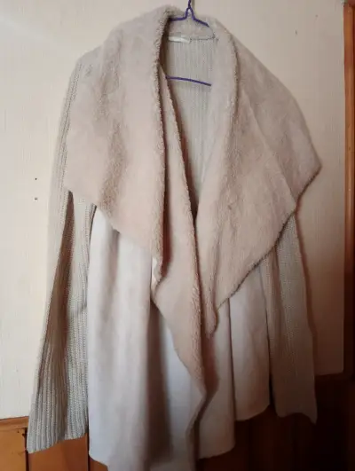 Chaqueta con cuello de peluche beige - miniatura 1