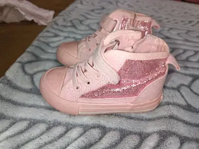 Zapatillas rosadas brillantes - miniatura 1