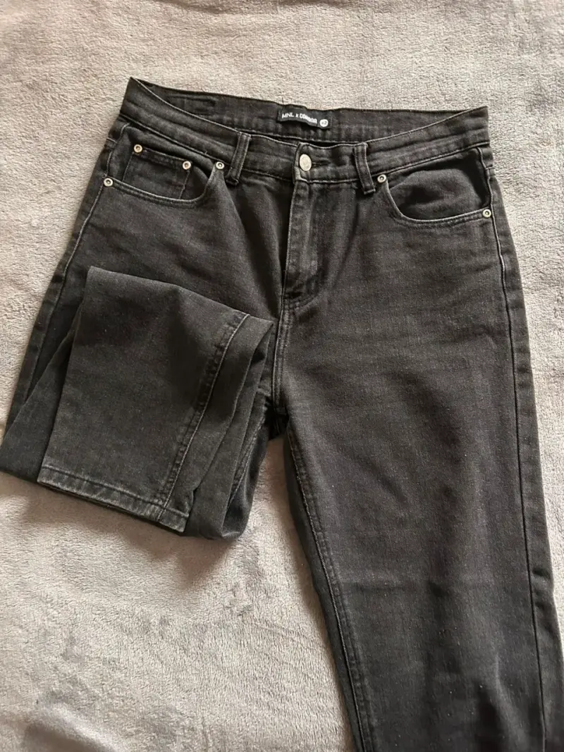 Jeans negros de mezclilla