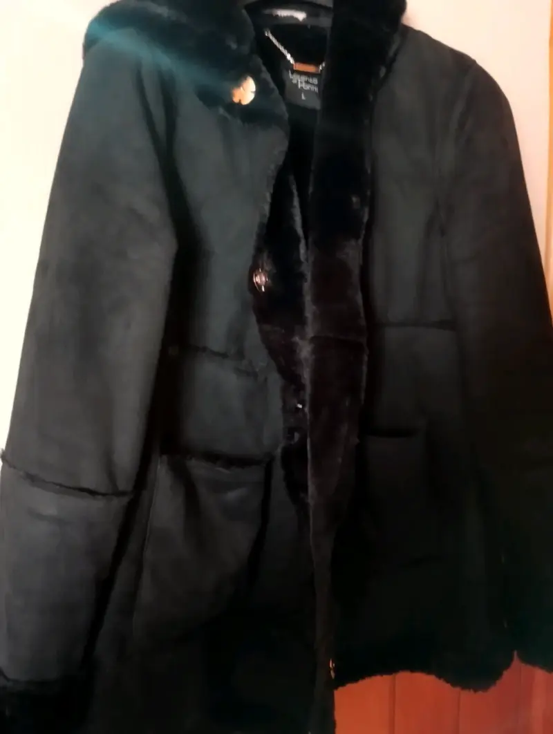 Abrigo negro con diseño clásico - 1
