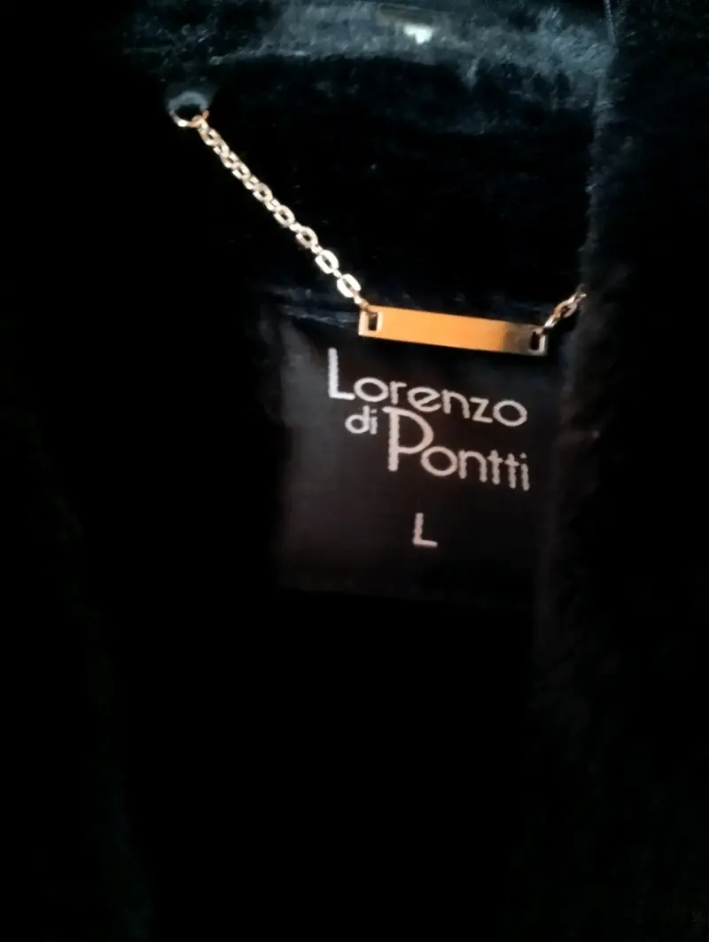 Abrigo negro con diseño clásico - 2