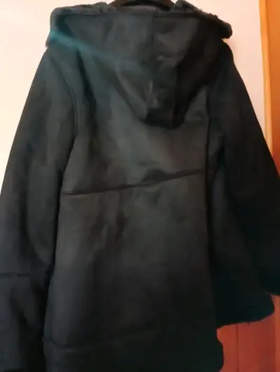 Abrigo negro con diseño clásico - miniatura 3