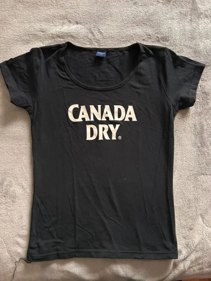 Polera negra Canada Dry