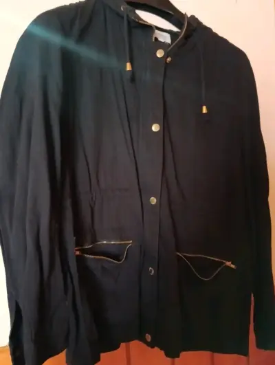 Chaqueta negra con capucha - miniatura 1