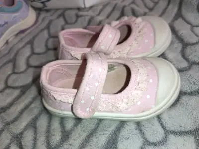 Zapatos rosados para bebé - miniatura 1