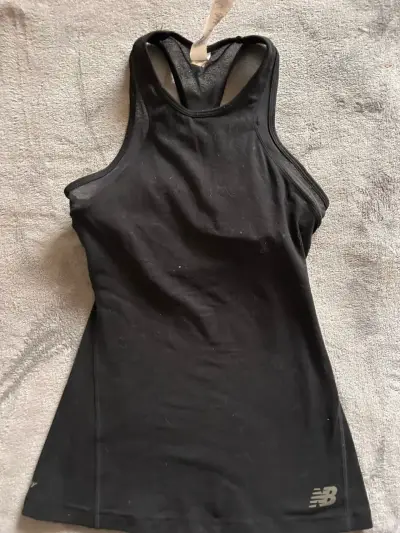 Polera deportiva negra sin mangas - miniatura 1