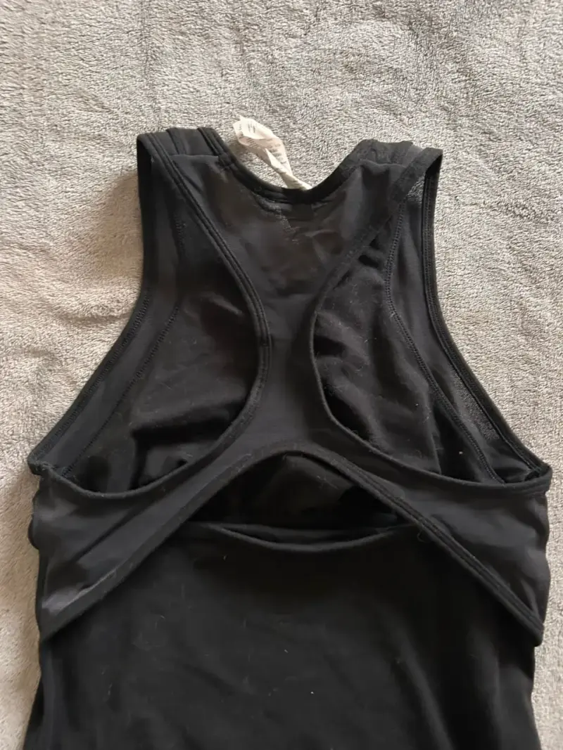 Polera deportiva negra sin mangas - 2
