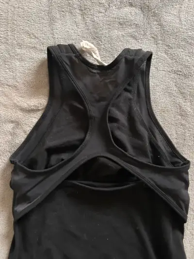 Polera deportiva negra sin mangas - miniatura 2