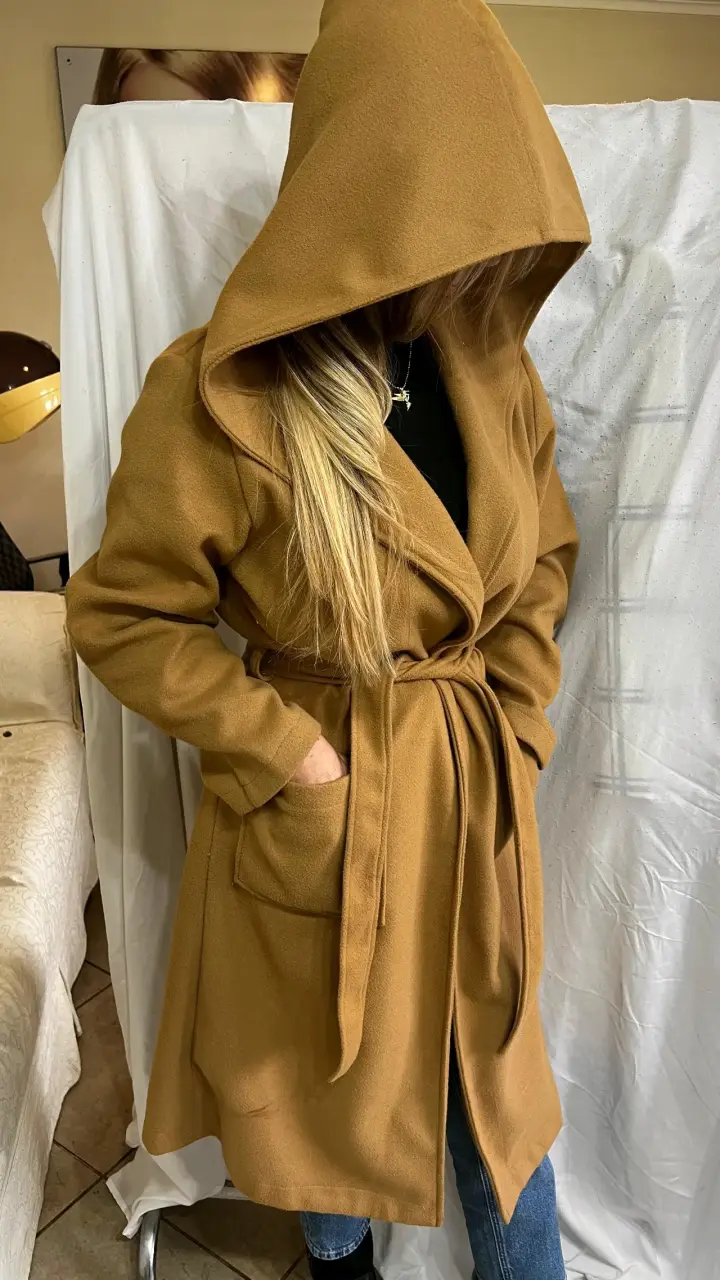 Abrigo camel con capucha - 3