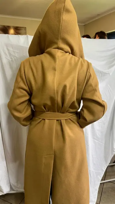 Abrigo camel con capucha - miniatura 5