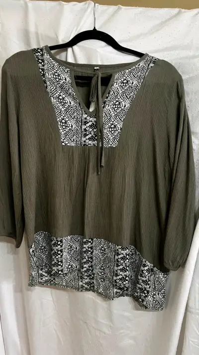 Blusa verde con diseño étnico - miniatura 1