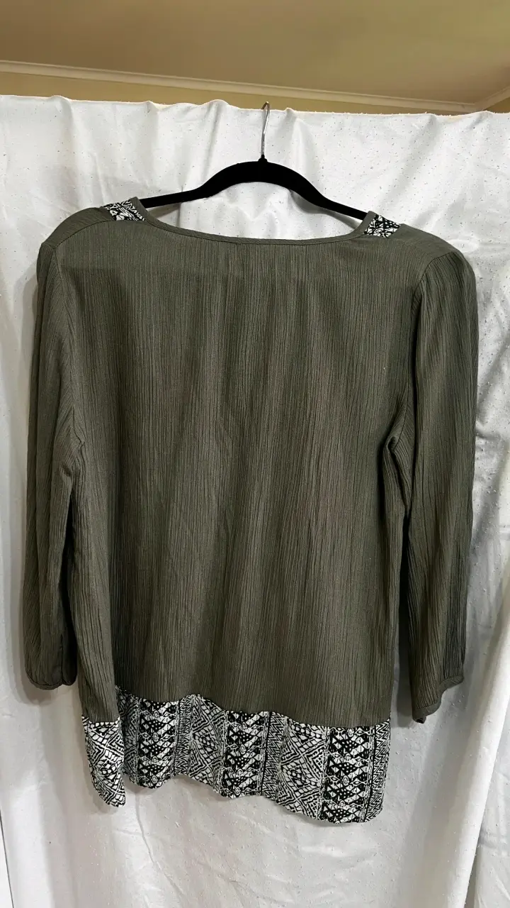 Blusa verde con diseño étnico - 2