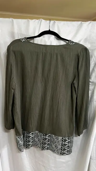 Blusa verde con diseño étnico - miniatura 2