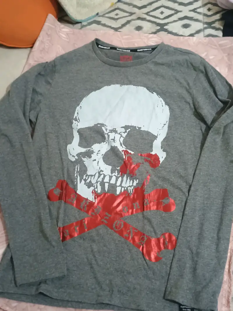 Polera gris con calavera - 1