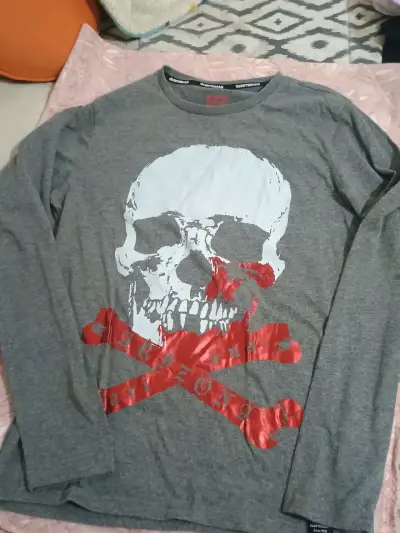 Polera gris con calavera - miniatura 1