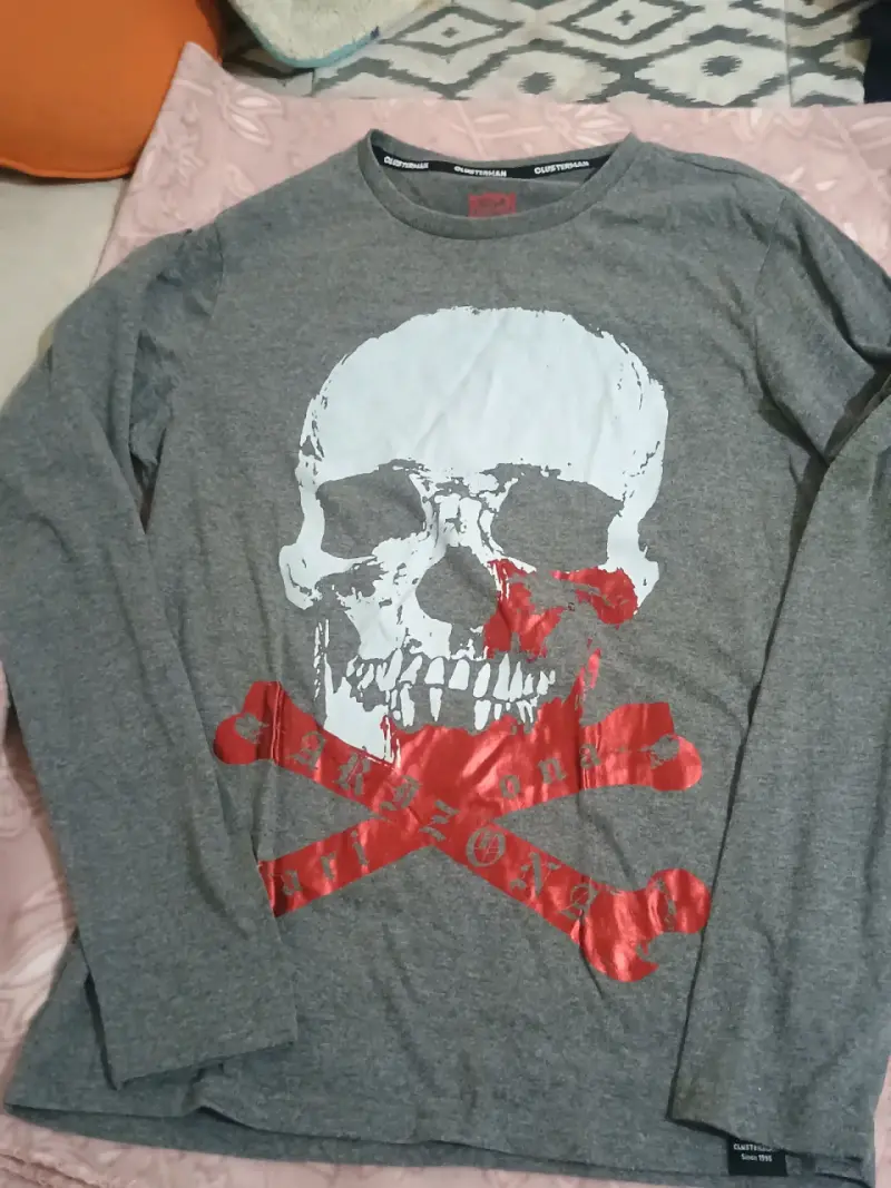 Polera gris con calavera - 3