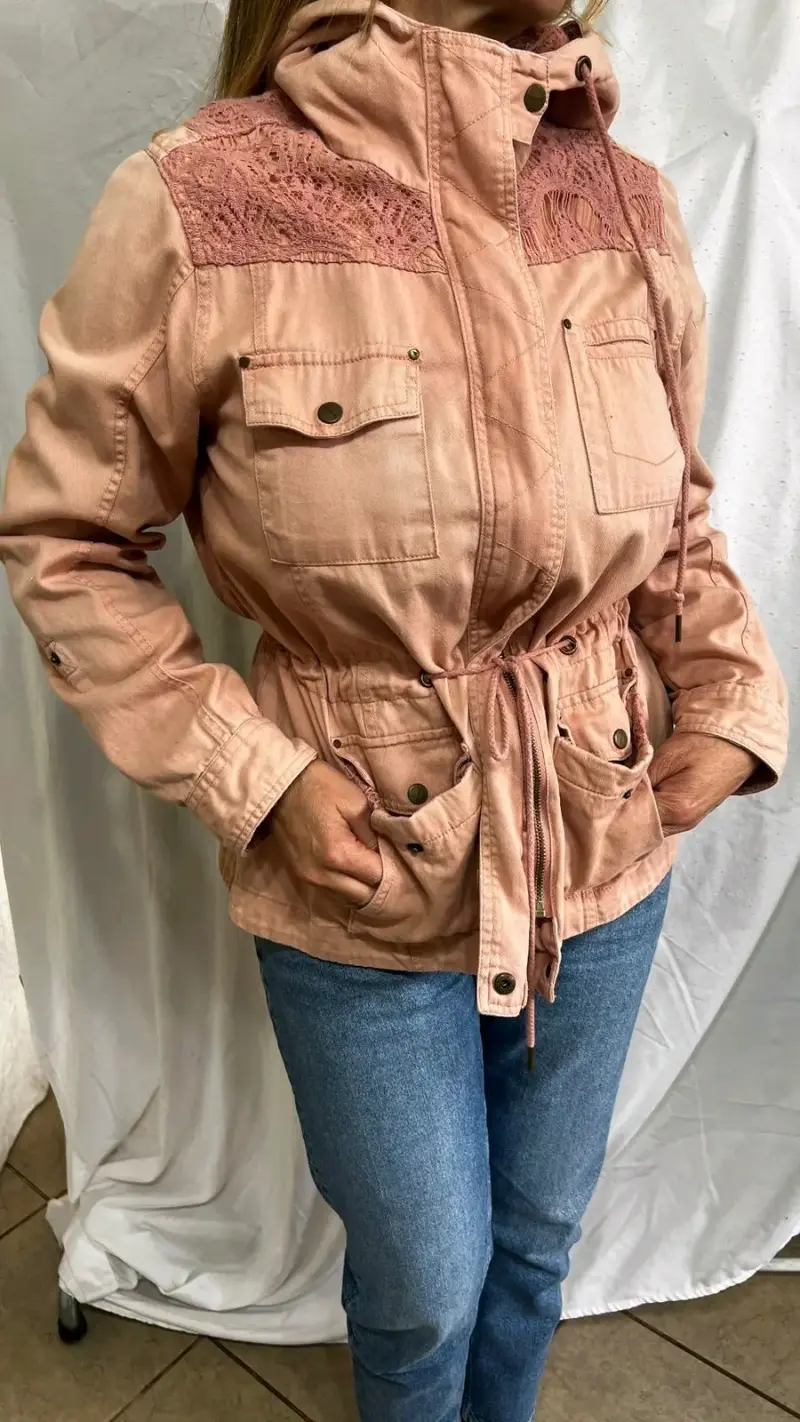 Chaqueta rosa con encaje casual - 4