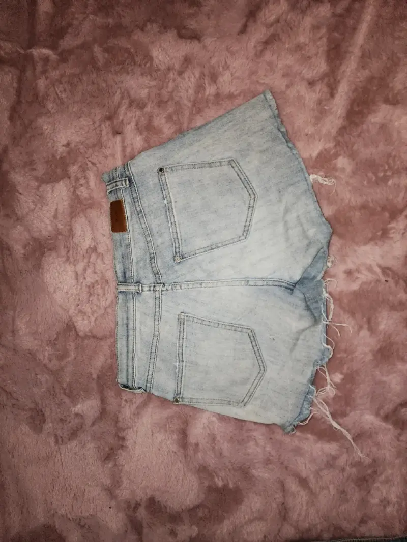 Shorts de mezclilla desgastados - 1