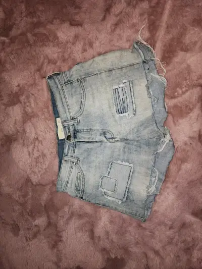 Shorts de mezclilla desgastados - miniatura 2