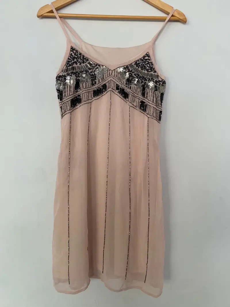 Vestido rosado con lentejuelas - 1