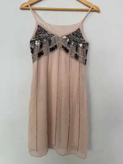 Vestido rosado con lentejuelas - miniatura 1