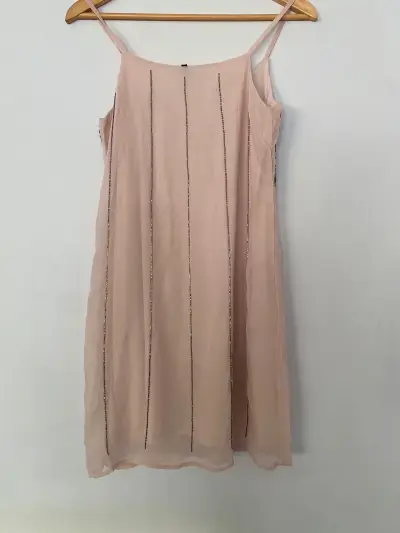 Vestido rosado con lentejuelas - miniatura 2