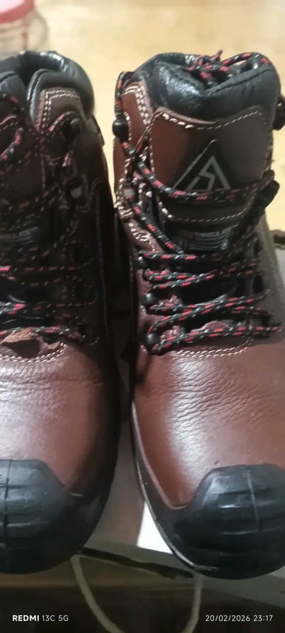 Botas de montaña marrón y negro