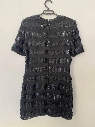 Vestido corto con lentejuelas negras - miniatura 1