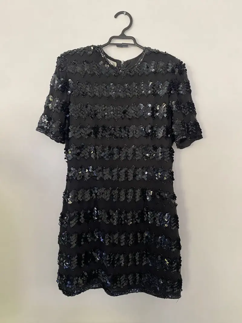 Vestido corto con lentejuelas negras - 2