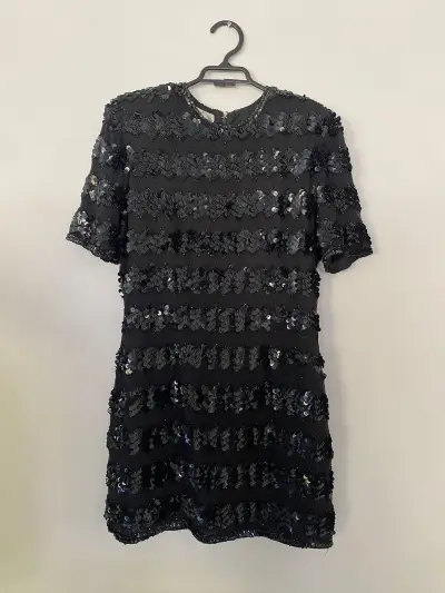 Vestido corto con lentejuelas negras - miniatura 2