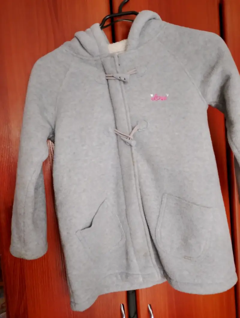 Abrigo gris con capucha - 1