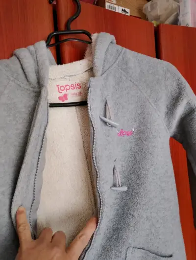 Abrigo gris con capucha - miniatura 2