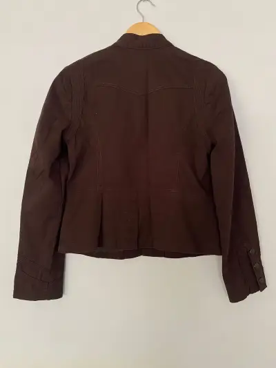 Chaqueta café con botones - miniatura 2