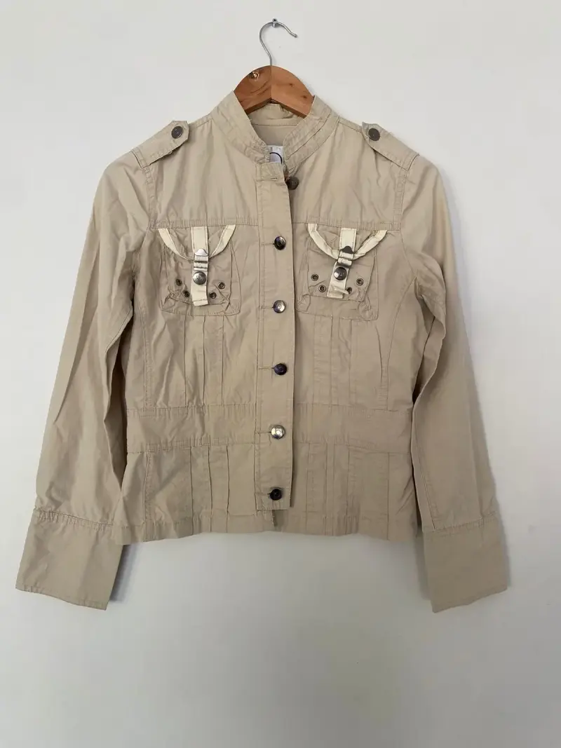 Chaqueta beige con bolsillos - 1