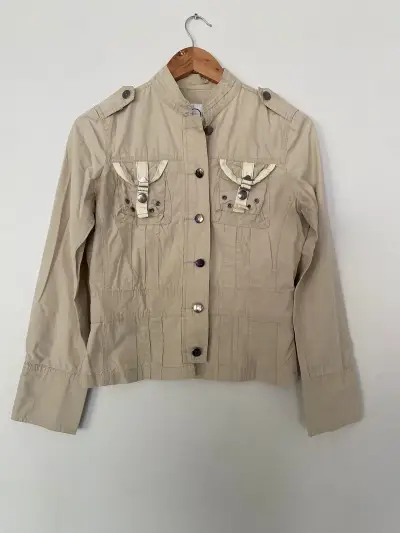 Chaqueta beige con bolsillos - miniatura 1