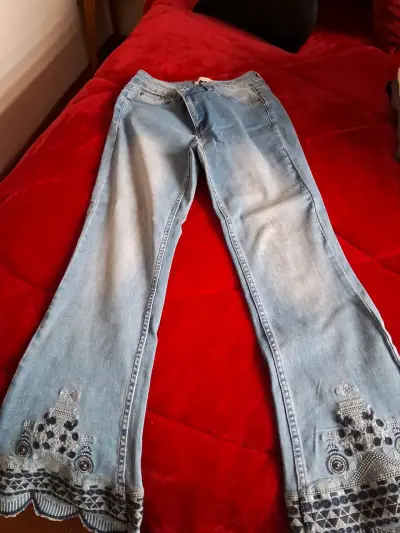 Jeans bordados de mujer - miniatura 1
