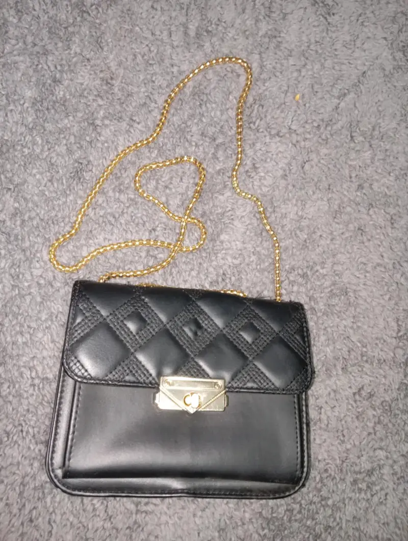 Cartera negra elegante con cadena