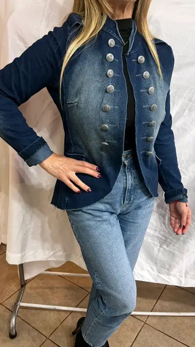 Chaqueta de mezclilla azul con botones - miniatura 1