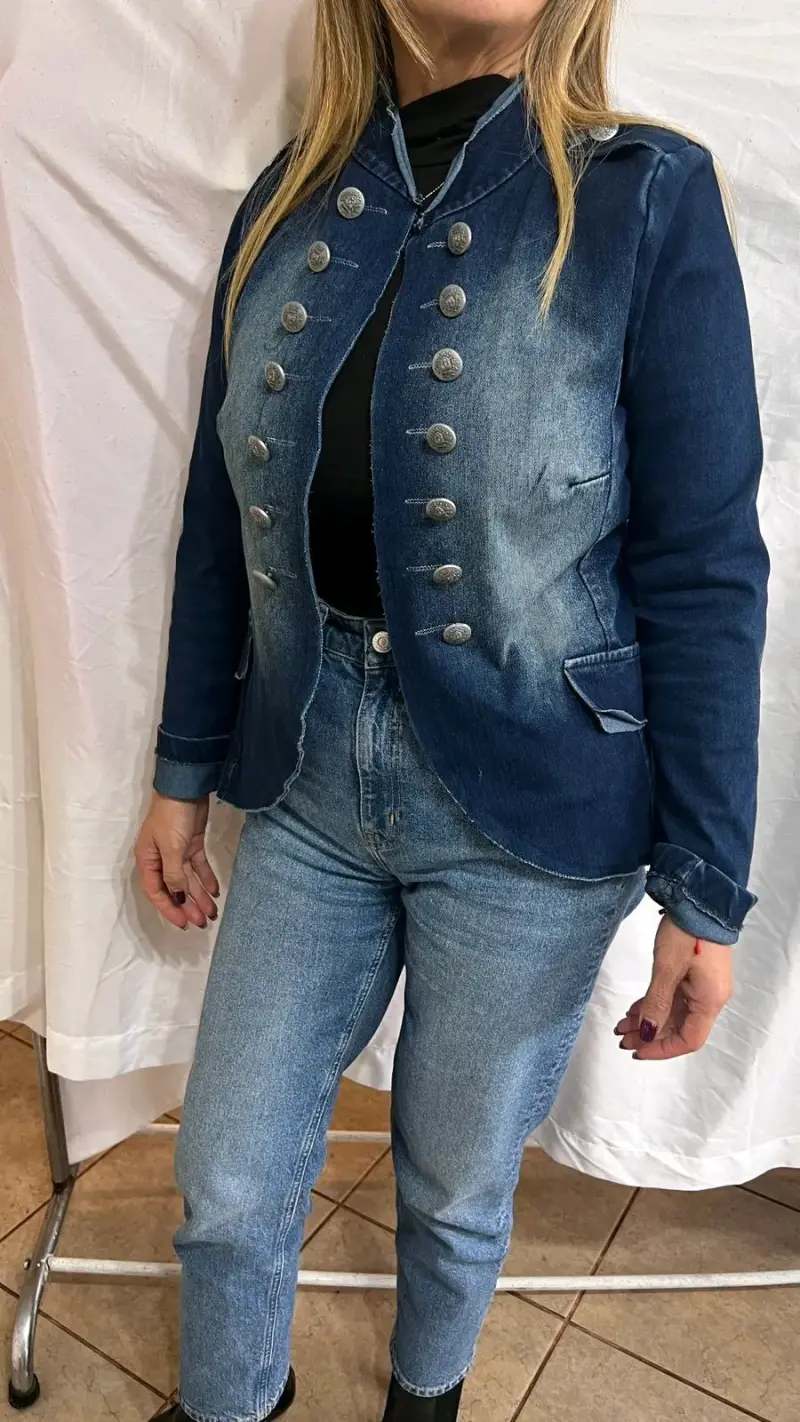 Chaqueta de mezclilla azul con botones - 2