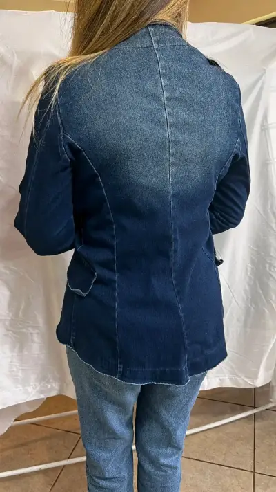 Chaqueta de mezclilla azul con botones - miniatura 3