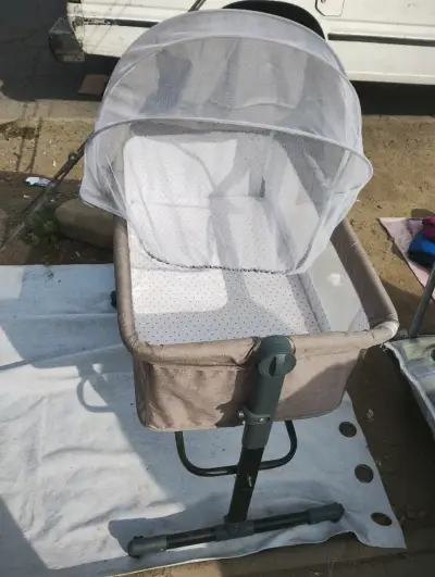Cuna de bebé con mosquitero - miniatura 1